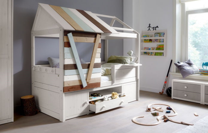 Cama em formato de casa com gavetas no quarto do bebê