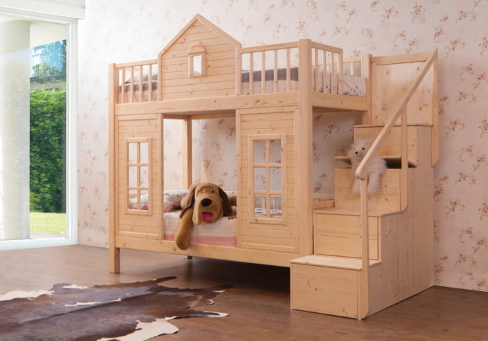 cama em forma de casa com escada no quarto do bebê