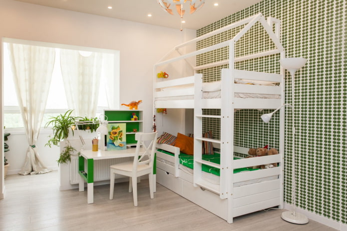 cama em formato de casa em quarto infantil