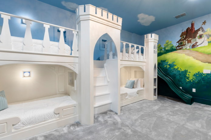 cama em forma de castelo no quarto do bebê