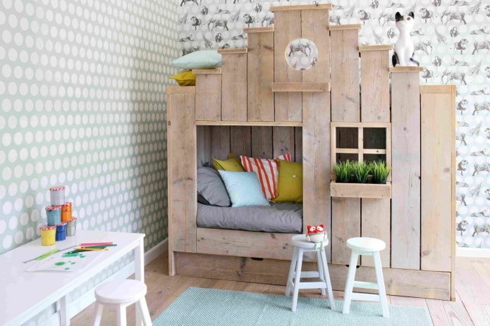 uma cama em forma de casa em um berçário