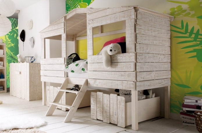 cama em forma de casa no quarto das crianças