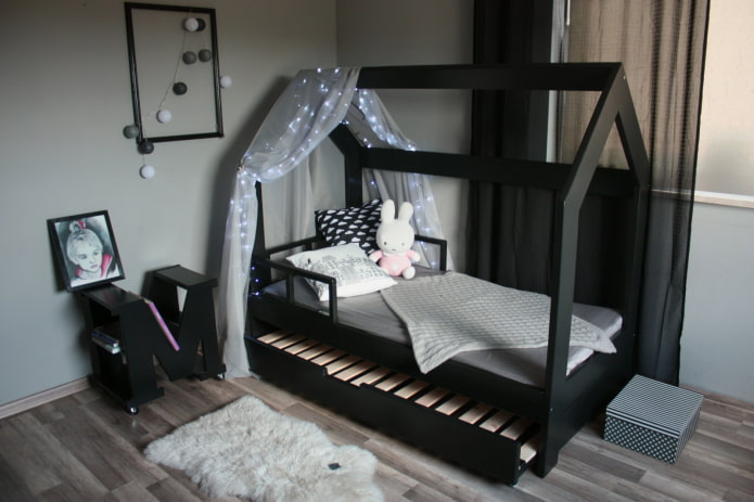 cama em forma de casa no quarto do bebê