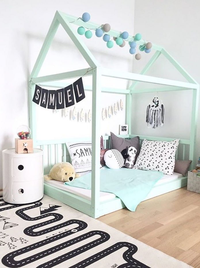 cama em formato de casa em um quarto infantil