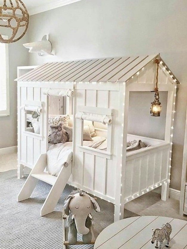 cama em formato de casa em um quarto infantil