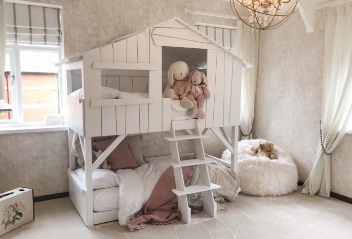 cama em formato de casa em quarto infantil