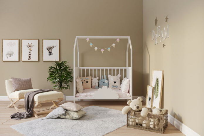 uma cama branca em forma de casa em um quarto infantil