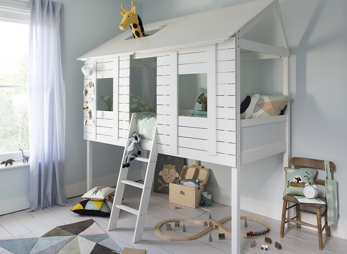 cama em formato de casa com área de recreação no berçário