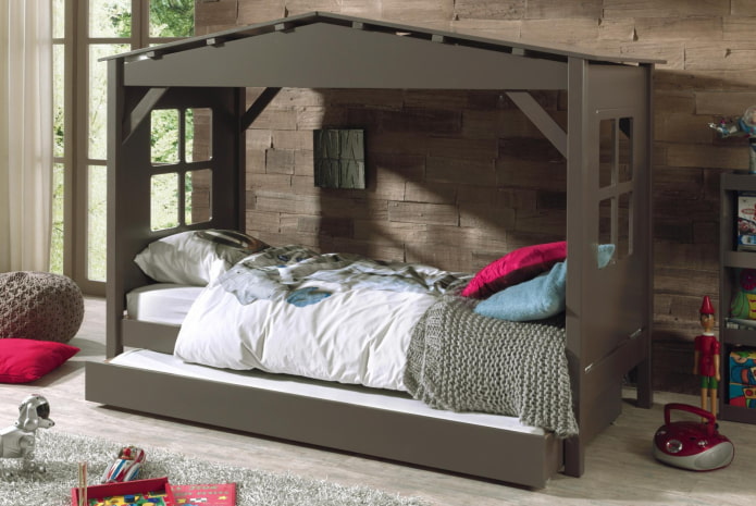 cama em formato de casa em quarto infantil