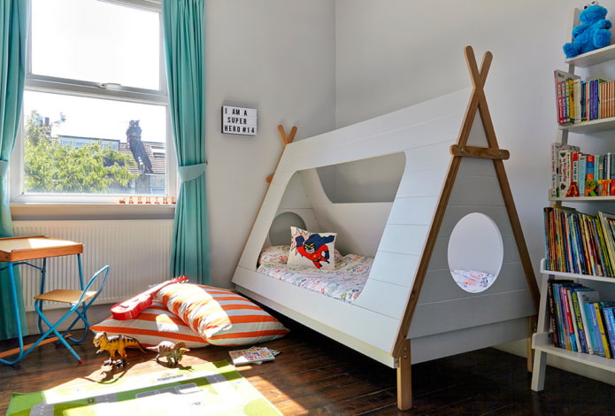 cama em formato de tenda no quarto do bebê para menino