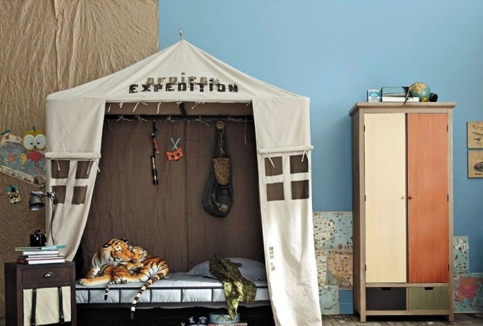 cama em formato de tenda no quarto de um menino