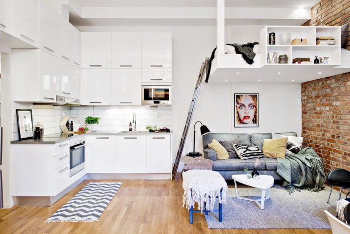 cama no segundo andar da cozinha-sala de estar