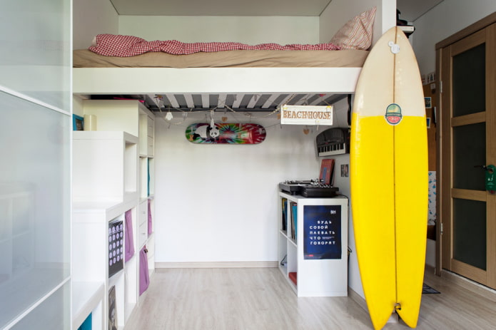 cama acima do teto no quarto