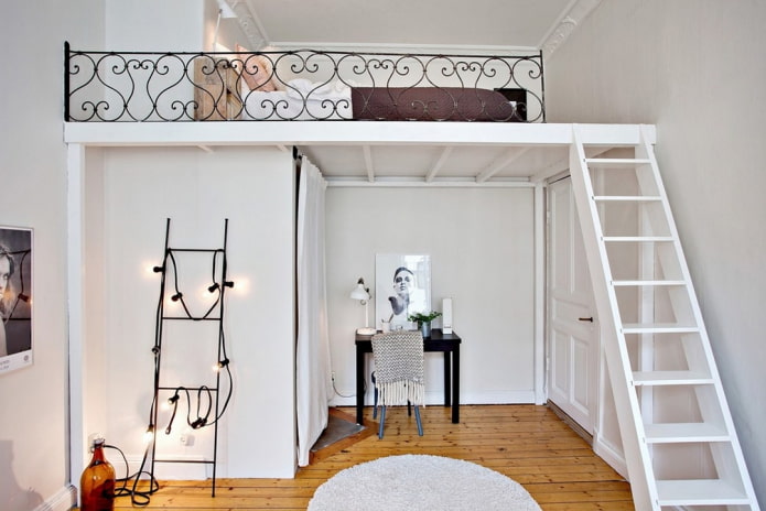cama acima do teto no quarto