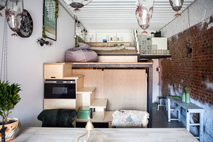 cama acima do teto na cozinha-sala de estar