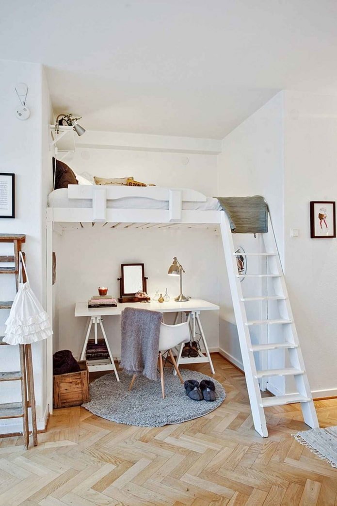 cama acima do teto no quarto