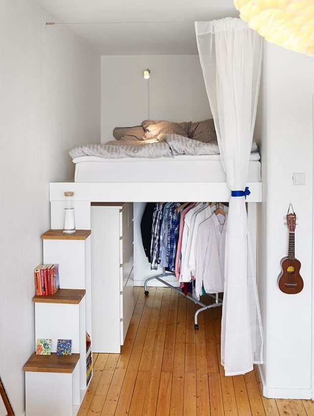 cama acima do teto no quarto
