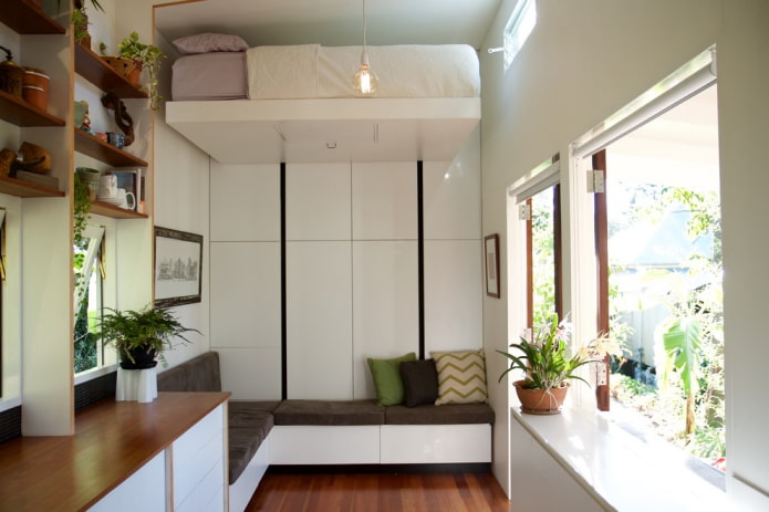 cama sob o teto em estilo moderno