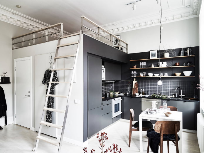 cama acima do teto na cozinha-sala de estar