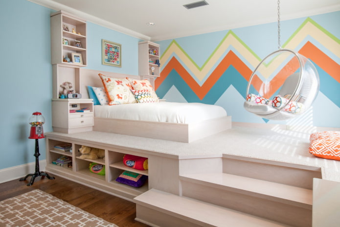 cama podium em um quarto infantil