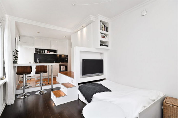cama em um pódio no interior da cozinha