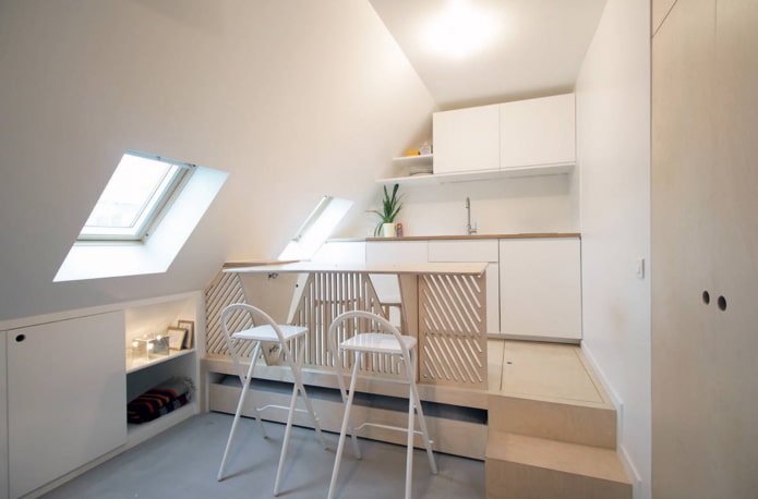 cama em um pódio no interior da cozinha