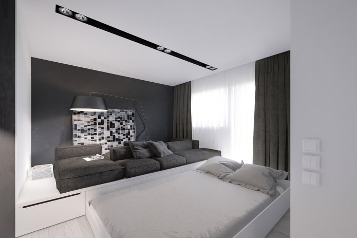 cama em um pódio no interior da sala de estar