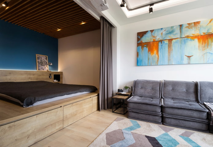 cama em um pódio no interior da sala de estar