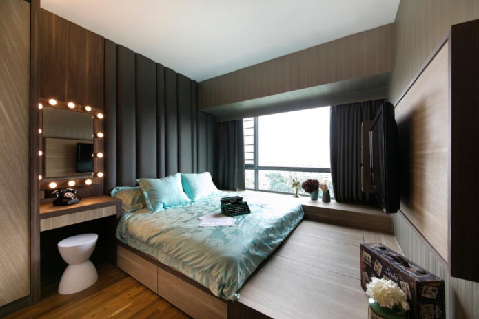 cama em um pódio no interior do quarto