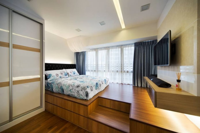 cama em um pódio no interior do quarto