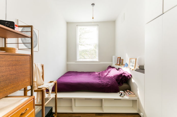 cama sobre um pódio no interior do quarto