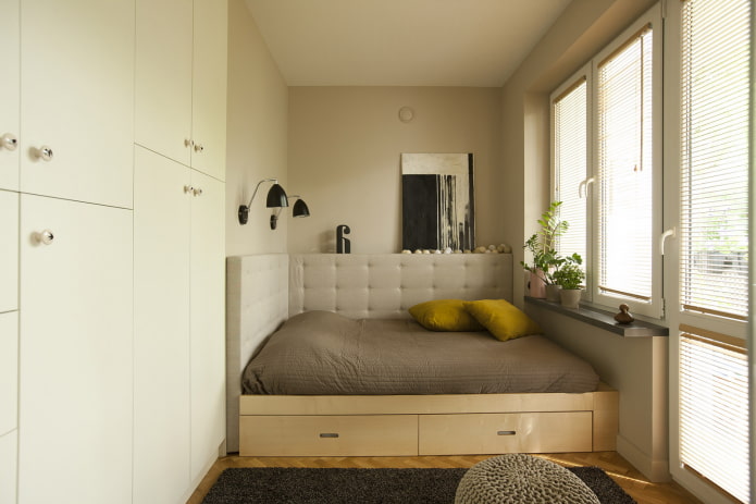 cama de pódio em um cômodo pequeno