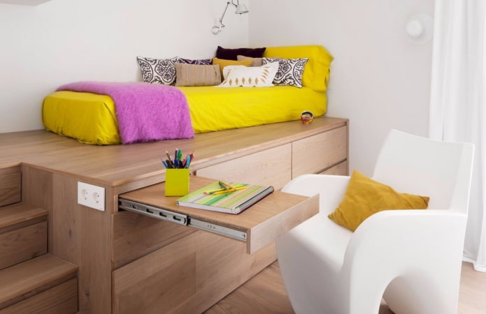 cama podium em um quarto infantil