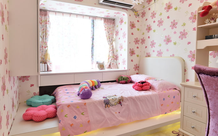 quarto infantil com cama perto das janelas
