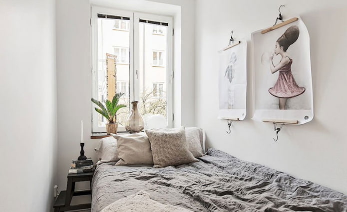 cama em um quarto estreito