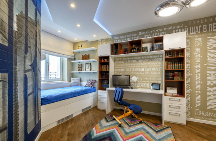 quarto infantil com cama perto da janela
