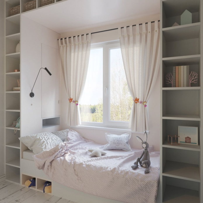 sistema infantil com cama perto da janela
