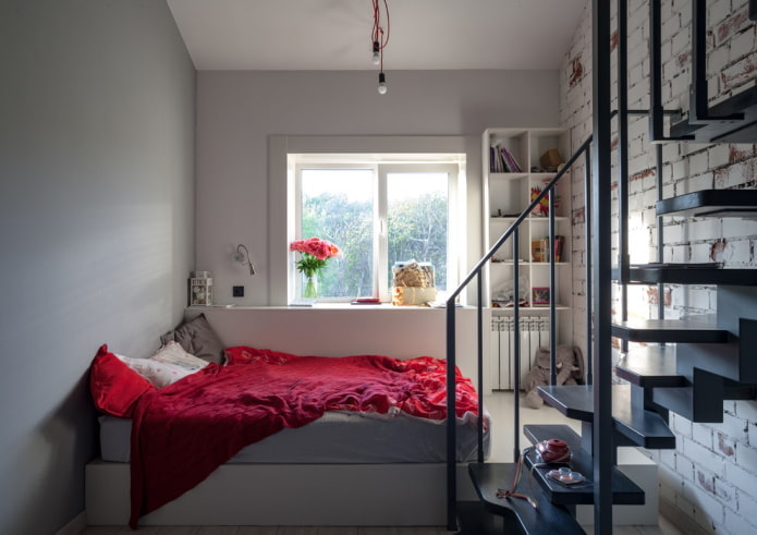 cama em um pequeno apartamento de dois andares