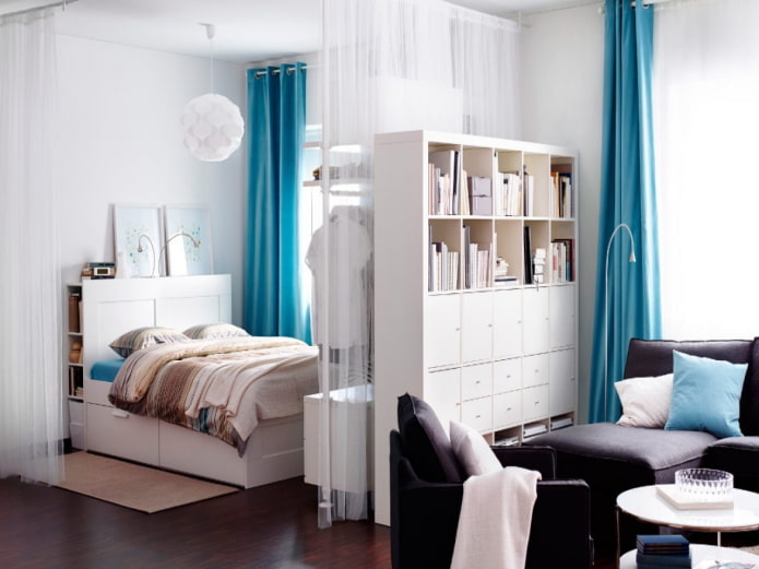 Cama separada por uma cômoda