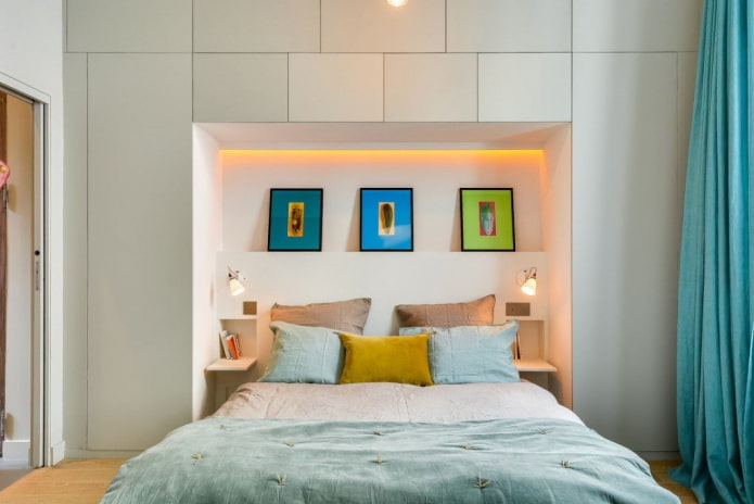 guarda-roupas em um nicho com uma cama no interior