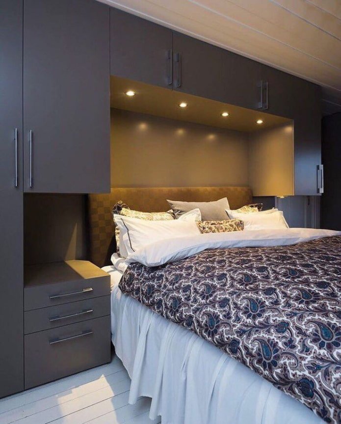 iluminação em um nicho com uma cama no interior