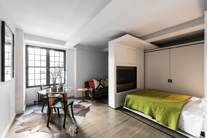espaçoso apartamento de um cômodo com cama