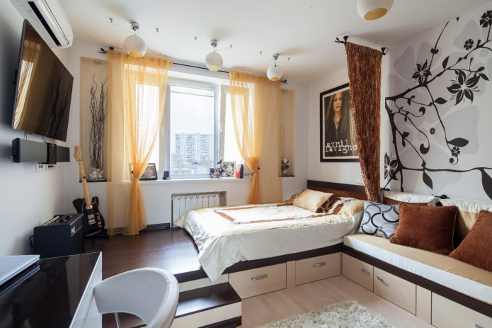 cama em um pódio em um apartamento de um cômodo