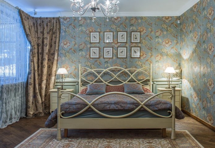 cama bege no interior do quarto