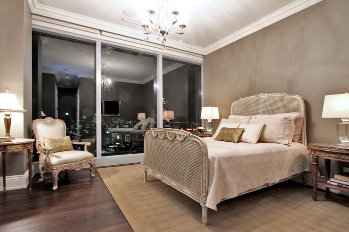 cama bege no interior do quarto