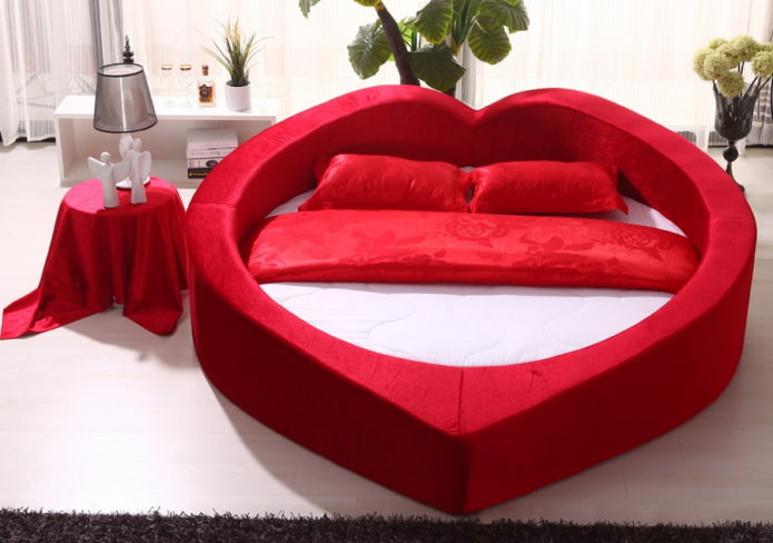 cama encaracolada no interior do quarto