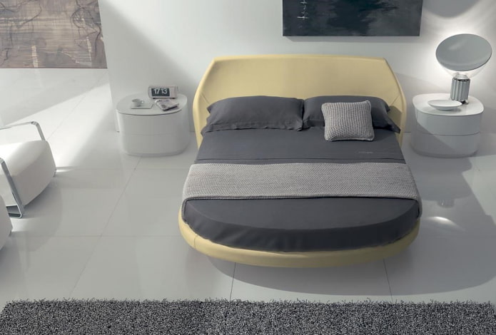 cama semicircular no interior do quarto