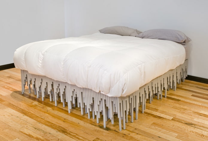 cama feita de tubos de plástico no interior do quarto