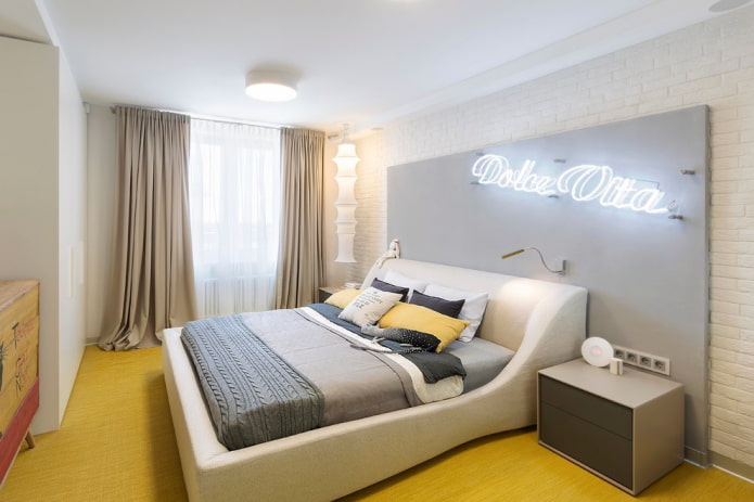 cama retangular no interior do quarto