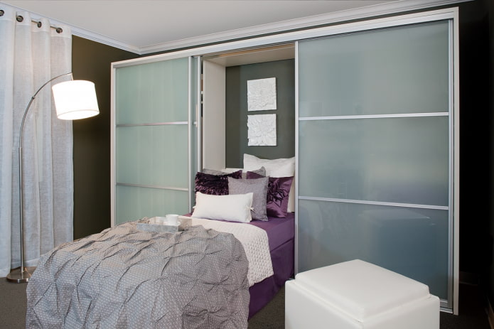 cama com mecanismo de elevação vertical